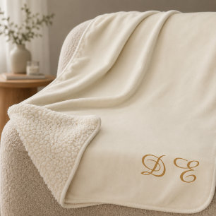 Creme-beige minimalistisch monogrammiert sherpadecke