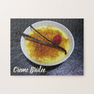 Creme brulae auf Tonschiefer mit Himbeere und Vani