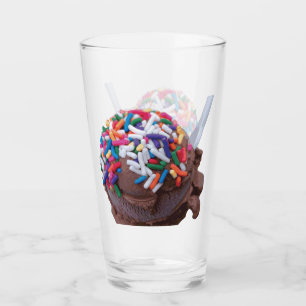 Crème glacée au chocolat foncé avec verre arrosé