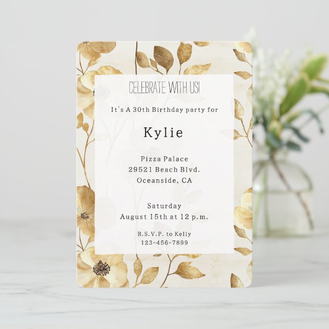 Creme Gold Blume Geburtstag Einladung (Stehend Vorderseite)