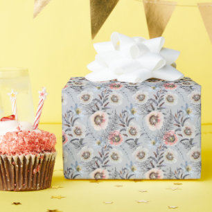 Creme, krorale Blume auf hellgrau Geschenkpapier
