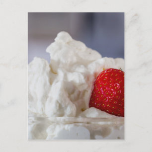Creme mit Erdbeeren in einer Glasschüssel Postkarte