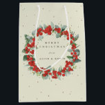 Creme Red Berry Eucalyptus Christmas/Holiday Mittlere Geschenktüte<br><div class="desc">Elegante,  cremefarbene Weihnachts-/Feiertagsgeschenktüte mit persönlicher Nachricht und Namen. Mit einem Kranz von Hand bemalten roten Beeren und Eukalyptus. Der gesamte Text ist vollständig editierbar,  sodass Sie den Schriftart leicht ändern können. Verschiedene Taschen in verschiedenen Größen und Koordinatensets in meinem Geschäft verfügbar.</div>