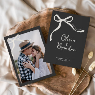 Creme und schwarzer, von der Hand gezogener Bug Save The Date