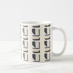cremefarbene Anrichte und ein quadratischer Schran Kaffeetasse