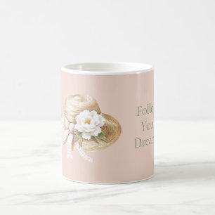 Cremefarbene Mütze rosa Schleife weiße Blume Kaffeetasse