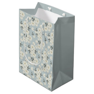 Cremefarbene Pfingstrosen auf Hellblau Mittlere Geschenktüte