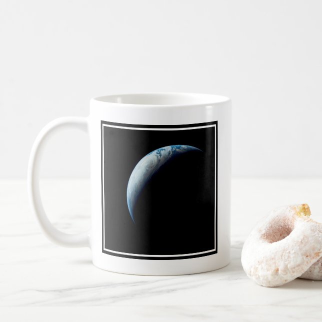 Crescent Earth wurde von der Apollo 4 Mission über Kaffeetasse (Mit Donut)