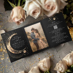 Crescent Moon Sun Halo Celestial Wedding Foto Dreifach Gefaltete Einladung<br><div class="desc">Diese romantische Dreifach-Hochzeitseinladung verbindet persönliche Fotografien mit einem einzigartigen kosmischen und mystischen Thema ("Unter den Sternen", "An den Mond und zurück" oder "Geschrieben in den Sternen"), das eine nahtlose Integration Ihrer Hochzeitseinladung, Details und UAWG in einen Single bietet. Sie haben auch die Möglichkeit, sie mit Ihrem QR-Code zu personalisieren -...</div>