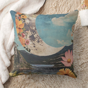 Crescent Moon über serene Landschaft Kissen