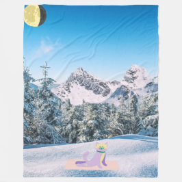 Crescent Moon Yoga Cat in the Snowy Mountains Fleecedecke