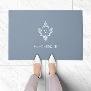 Crest Dusty Blue Monogram Elegantes Initial und Na Fußmatte