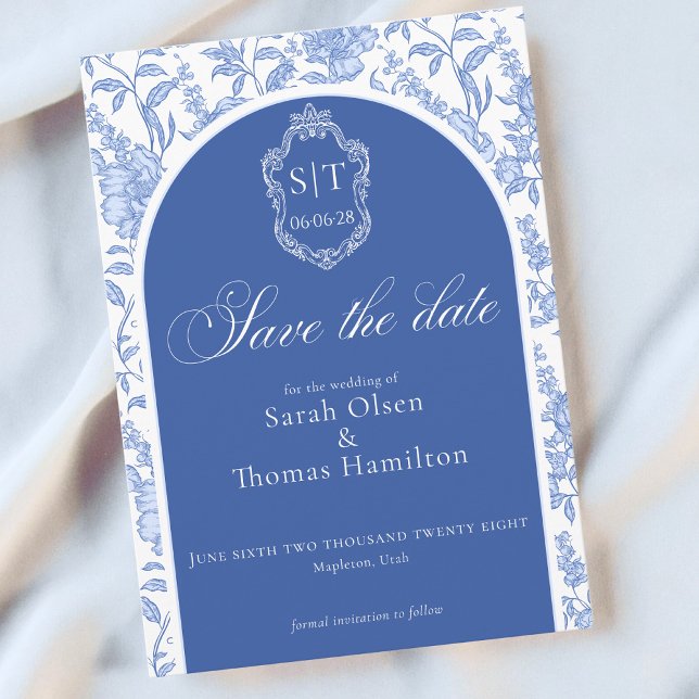 Crest Monogram Delft Blue Floral Script Save The Date (Von Creator hochgeladen)