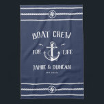Crew für Leben Wassersport Moderner Individuelle N Geschirrtuch<br><div class="desc">Boat Crew for Life! Modernes Ankerküchenhandtuch in klassischer nautischer Marine blau und weiß, mit Ihren Namen und Datum umgeben von Seildetails. Ein tolles Geschenk für den Valentinstag, für Neuvermählte, Hochzeiten, die Erneuerung des Geliebten oder für Jubiläen.</div>