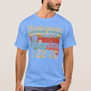 Crew KINDERGARTEN am TWOSDAY Zwei 2. Februar 22. 2 T-Shirt