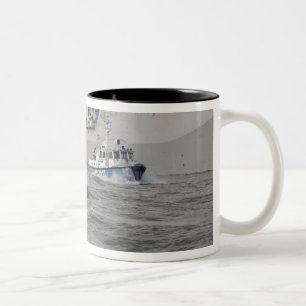 Crews von den Küstenwache und Polizei departmen Zweifarbige Tasse