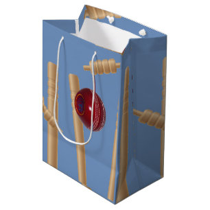 Cricket Ball auf Blue Smashing Cricket Stumps, Mittlere Geschenktüte