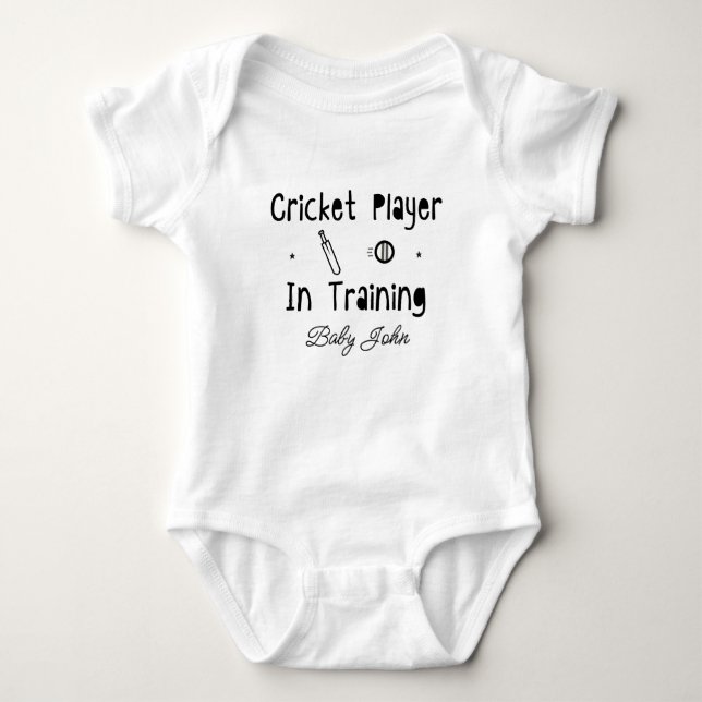 Cricket Player in Training | Custom Cricket Name Baby Strampler (Vorderseite)