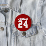 Crimson and White Athlete Name Jersey Number Button<br><div class="desc">Freuen Sie sich auf Ihr Lieblings-Sportteam, Ihren Fußballspieler oder zeigen Sie einfach Ihren Schulstolz mit einem personalisierten Spirituosenknopf! Fügen Sie Ihren Schulnamen hinzu oder personalisieren Sie ihn mit einem Spielernamen und Jersey-Nummer. Ideal für Fußball, Basketball, Baseball und Fußball! Erstellen Sie individuelle Buttone für das ganze Team, Cheerleader, Eltern und Geschwister,...</div>