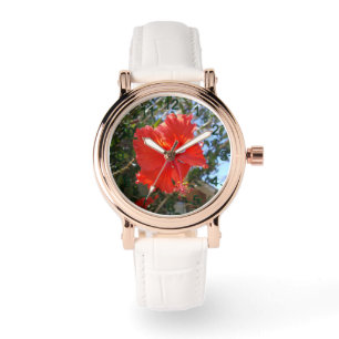 "Crimson Grace: Rote Hibiskusblüte an einem Baum" Armbanduhr