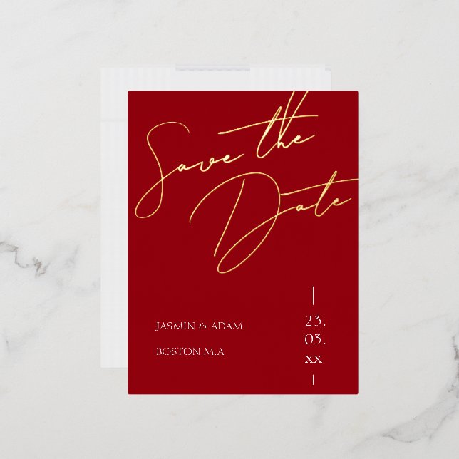 Crimson Red Script Wedding Save the Date Gold Folie Einladungspostkarte (Umschlag)