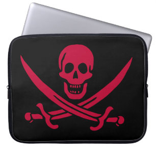 Crimson Skull & Schwerter Pirate Fahne von Calico  Laptopschutzhülle