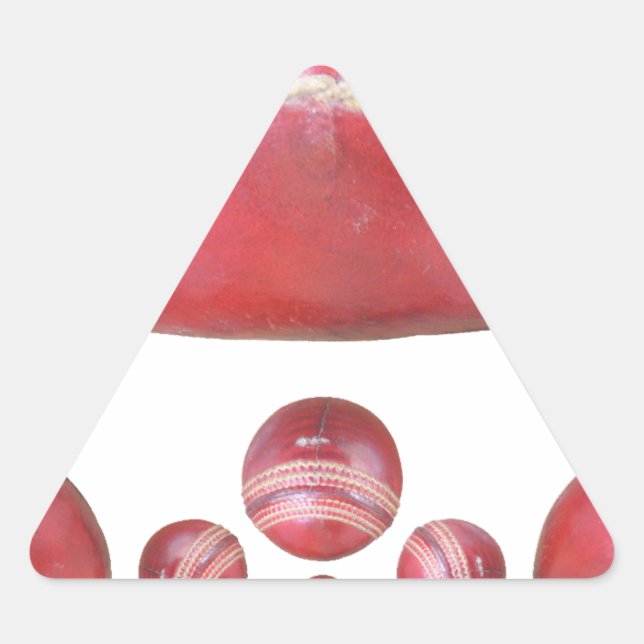 Crimson Spin - Ein wunderschöner Red Cricket Ball  Dreieckiger Aufkleber (Vorderseite)