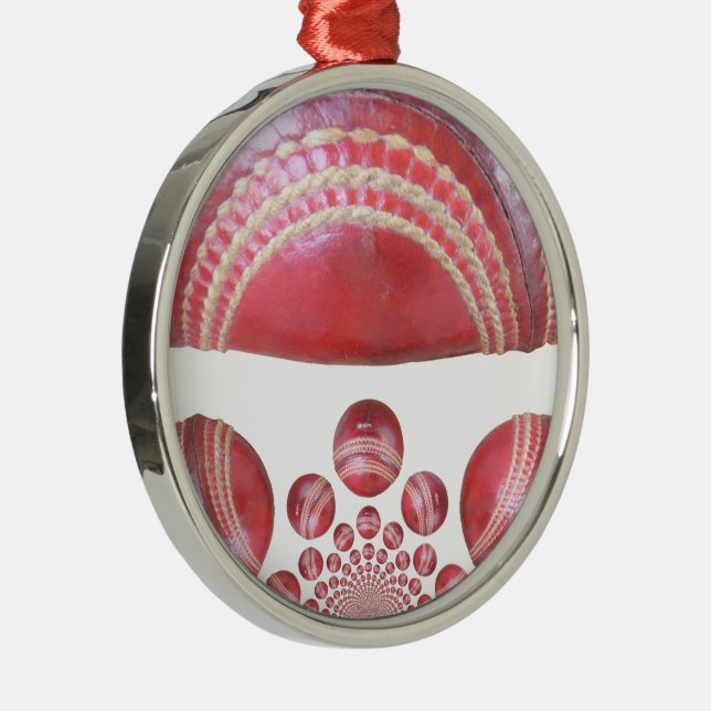 Crimson Spin - Ein wunderschöner Red Cricket Ball  Ornament Aus Metall (Rechts)