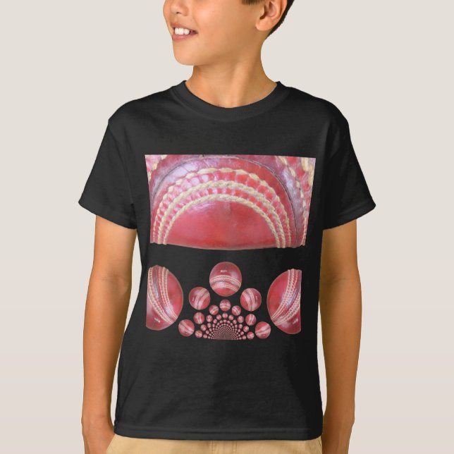 Crimson Spin - Ein wunderschöner Red Cricket Ball  T-Shirt (Vorderseite)