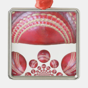 Crimson Spin – Eine schöne rote Cricketball-Kunst Ornament Aus Metall