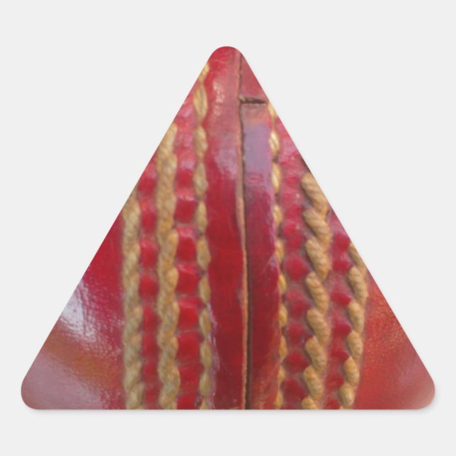 Crimson Stitch Focus: Nahes Up of Cricket's Heart Dreieckiger Aufkleber (Vorderseite)