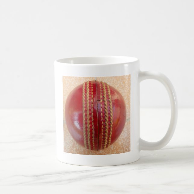 Crimson Stitch Focus: Nahes Up of Cricket's Heart Kaffeetasse (Rechts)