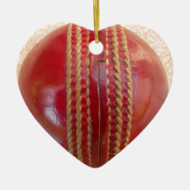 Crimson Stitch Focus: Nahes Up of Cricket's Heart Keramikornament (Vorne)