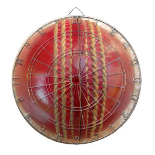 Crimson Stitch Fokus: Nahaufnahme von Crickets Her Dartscheibe