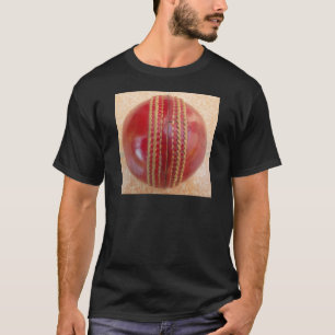 Crimson Stitch Fokus: Nahaufnahme von Crickets Her T-Shirt