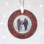 Crimson und Gold Fairy Lights | Zwei Fotos Ornament<br><div class="desc">Dieses moderne Weihnachtsschmuck besticht durch einen prächtigen,  knallroten Hintergrund mit eleganten Imitaten,  goldenen Märchenleuchten und zwei Ihrer beliebten persönlichen Fotos. Fügen Sie Ihren Familiennamen in goldfarbenem Text hinzu.</div>