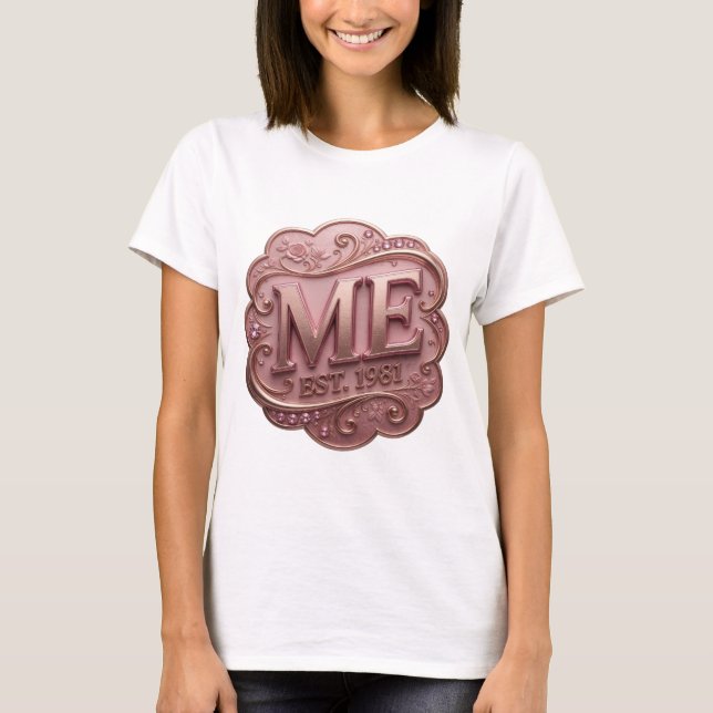Crisp Gold ME EST 1981 Statement Design T-Shirt (Vorderseite)