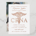 CRNA Krankenpflege Abschluss Gold Foil Einladung<br><div class="desc">Echte Goldfolie! Editierbare Initialen,  CRNA und caduceus medizinisches Symbol auf benutzerdefiniertem Farbhintergrund. Arbeitet sowohl als Einladung zur Graduiertenparty als auch als Ankündigung eines Abschlusses. Foto auf der Rückseite ist optional. Wählen Sie Ihre Folienfarbe,  Gold,  Silber oder Rose Gold. Zukünftige Pläne oder mehr Fotos auf den Rücken.</div>
