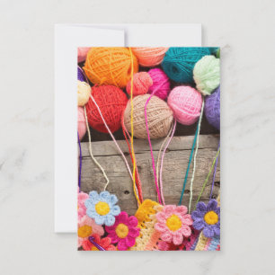 Crochet Balls aus farbenfrohen Garnen und Blume Karte