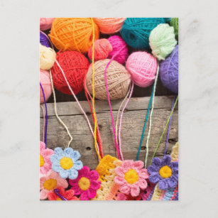 Crochet Balls aus farbenfrohen Garnen und Blume Postkarte