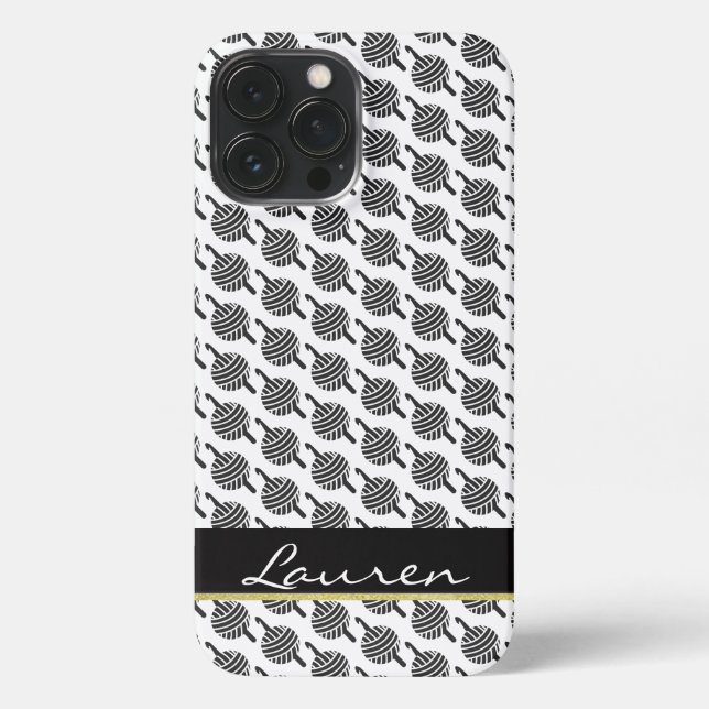 Crochet Hook + Garn ・ Schwarzes und goldenes Etike iPhone 13 Pro Max Hülle (Rückseite)