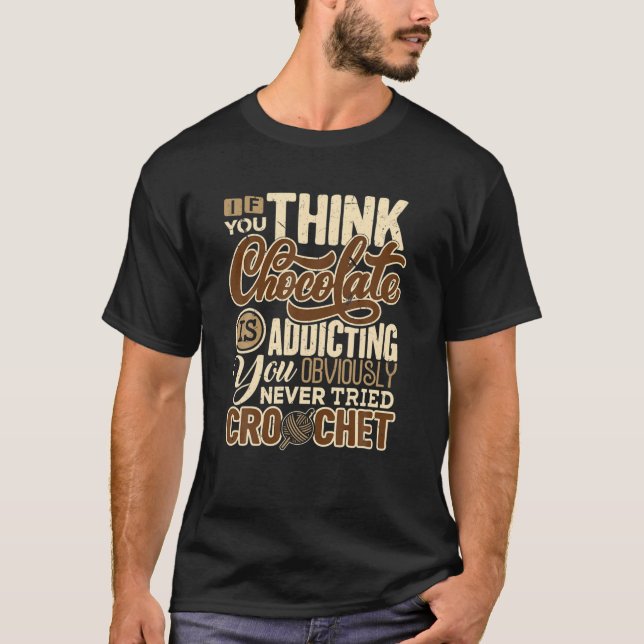Crochet Lover Chocolate Addicating Funny Crochetin T-Shirt (Vorderseite)