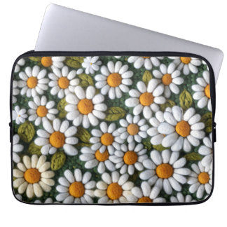Crochet White Daisies Spring Wildflowers Laptopschutzhülle