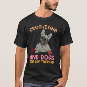 Crocheting und Hunde sind meine Therapie Happy Yar T-Shirt