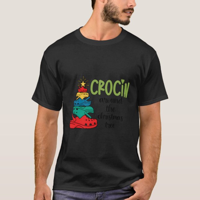 Crocin rund um den Weihnachtsbaum Funny T-Shirt (Vorderseite)