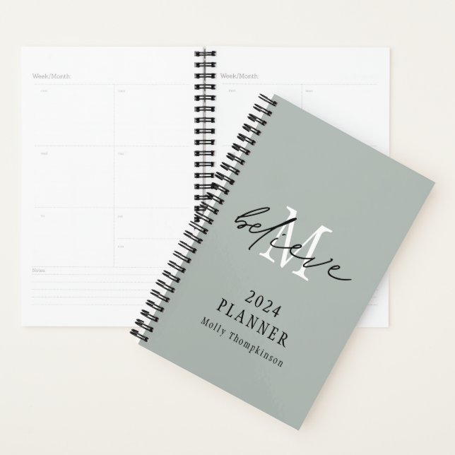 Croire Script 2024 Nom Monogramme Sage initial (Devant avec enveloppe)