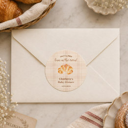 Croissant-Mädchen-Baby-Party mit Brötchen im Ofen Runder Aufkleber
