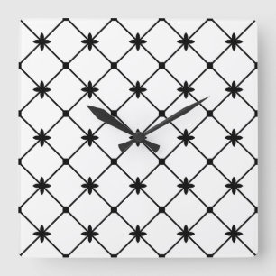 Croix noires sur horloge murale blanche