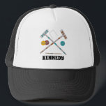 Croquet Set, Lawn Games Graphic Personalisiert Truckerkappe<br><div class="desc">Behalt die Sonne aus deinen Augen,  wenn du das nächste Mal mit diesem personalisierten Hut Kroketten spielst. Es zeigt Abbildungen von Kroketten-Set-Stück wie Kroketten und Kugeln mit einem Punkt,  um einen Namen oder anderen Text in fett schwarzen Buchstaben unter der Grafik hinzufügen.</div>