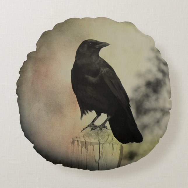 Crow auf einem Zaunposten Rundes Kissen (Vorderseite)
